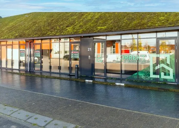 Gebouw met groene mosdak en glazen gevel van Korrekt Bouw & Ontwikkeling aan de Mart Stamhof.